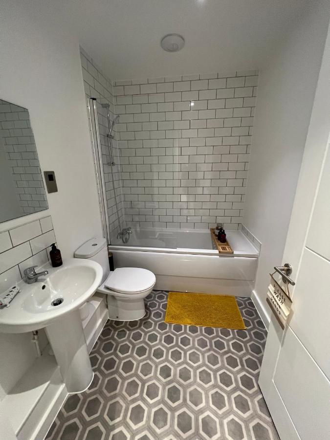Modern 2 Bedroom Apt Sleeps 6 - Near 글로스터 외부 사진
