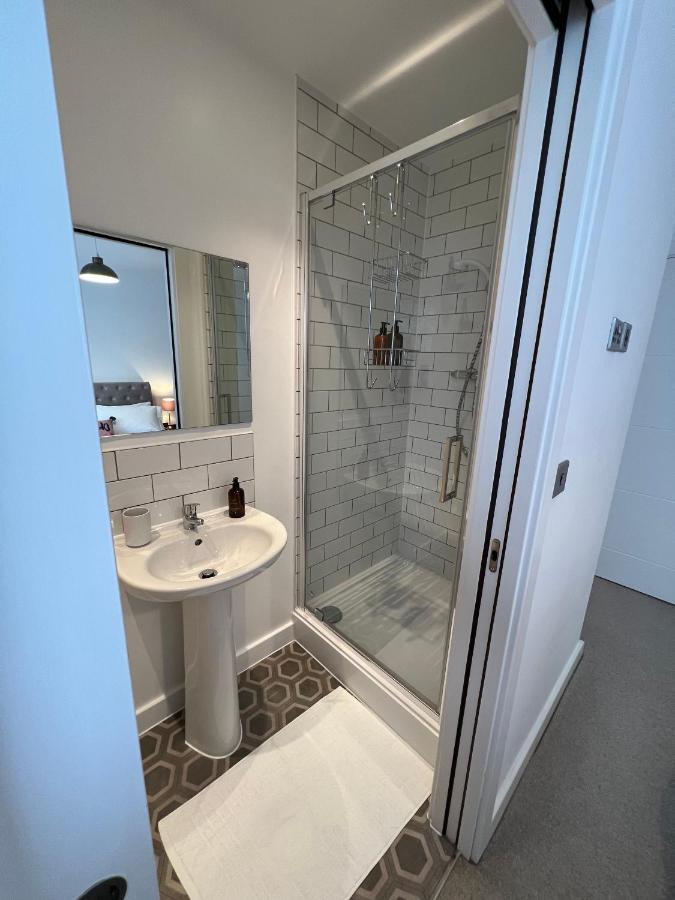 Modern 2 Bedroom Apt Sleeps 6 - Near 글로스터 외부 사진